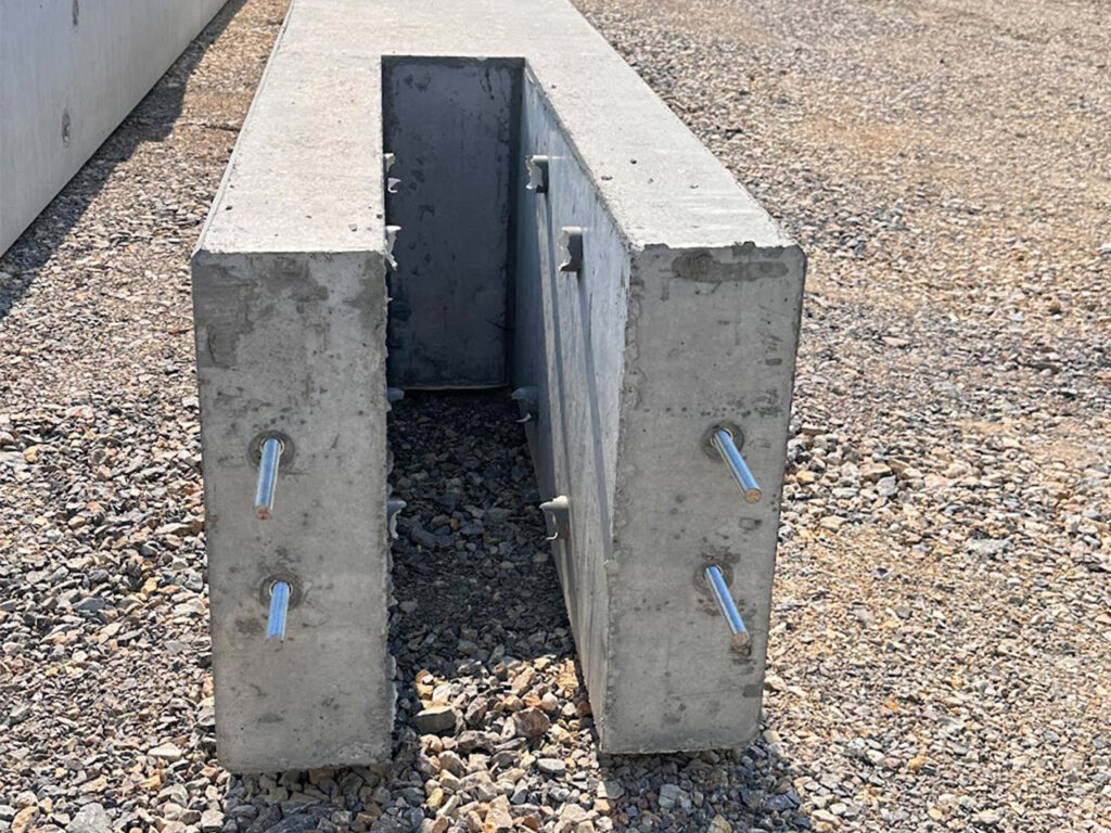 Prefabrikovani betonski elementi spremni za transport i montažu.