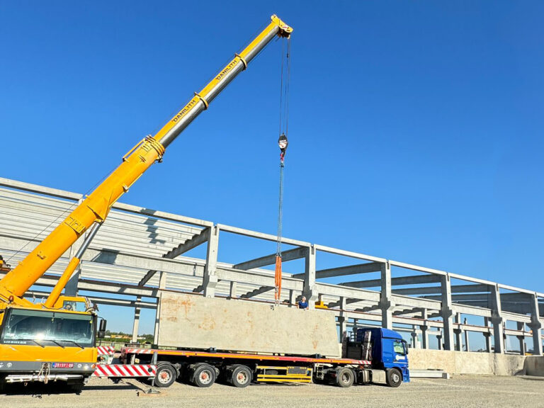 Betonska hala u izgradnji sa prefabrikovanim elementima